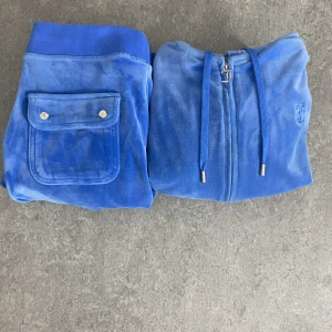 Juicy couture set  - Säljer pågrund av att de är för litet , avänd Max 2 gånger och båda delarna är i xs har också kvar pris lapparna, byxorna kostar 900kr och tröjan 1000kr man behöver inte köpa hela sättet,om man har några frågor eller funderingar så kan man kontakta  mig 💕