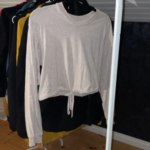 Säljer en rosa tröja - Säljer nu min rosa tröja för att den inte kommer till användning längre tyvärr, använd några få gånger och fint skick! 