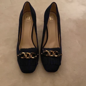 Laura Biagotti pumps - Helt oanvända Laura Biagotti pumps. Mörkblå storlek 38