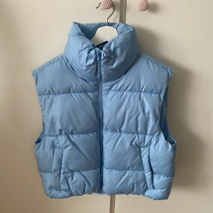 Väst - Ljusblå väst storlek XS men stor i storlek💞från BikBok