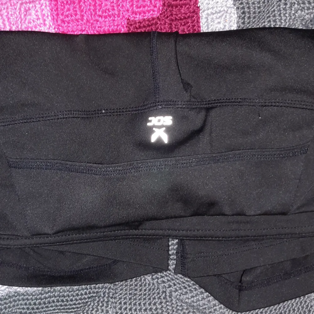 Svarta gym shorts från soc, har blivit lite små och inte användna på ett tag, har reflex på sidan som är lite sliten, ficka bak och snöre i midjan. Shorts.