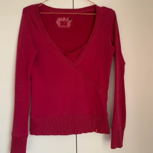 Edc tröja - Röd/rosa tröja som jag köpt secondhand. Passar nog s-m.