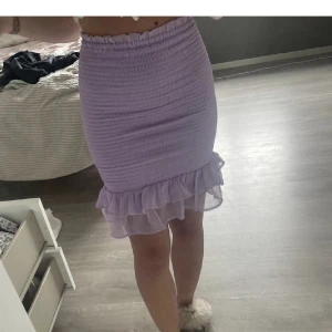 Bikbok kjol - Super snygg lila bikbok kjol som tyvärr inte längre kommer till användning för mig. Kontakta mig om du har frågor. (Bilderna är lånade)