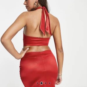 Röd satin klänning  - Snygg, stretchig satin klänning. Aldrig använd lappen kvar ❤️