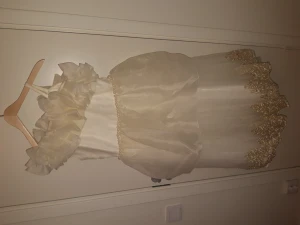 Bröllopsklänning för barn strl 12-14 - En bröllopsklänning för barn som är helt ny, den har inte vart så användbar. Flickor som är exempelvis 12-14 år och är väldigt smala kan denna klänning komma på de. Klänningen används gärna till fester o,s,v. 