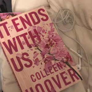 it ends with us  - it ends with us av Colleen hoover 💗💗ser ut som ny 