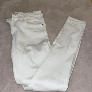Jeans  - Vita jeans i jätte bra skicka! 