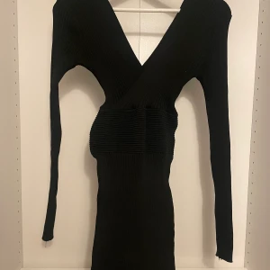 Svart ribbad klänning - Midiklänning. Helt ny! Onesize 