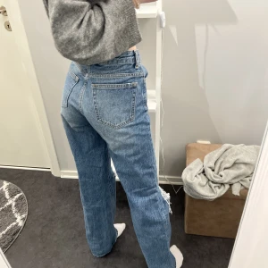 Håliga jeans - Lager157 - Fint skick! Modellen Boulevard från Lager 157. Köpta för 300 kr. Säljer för 75kr + frakt 💜