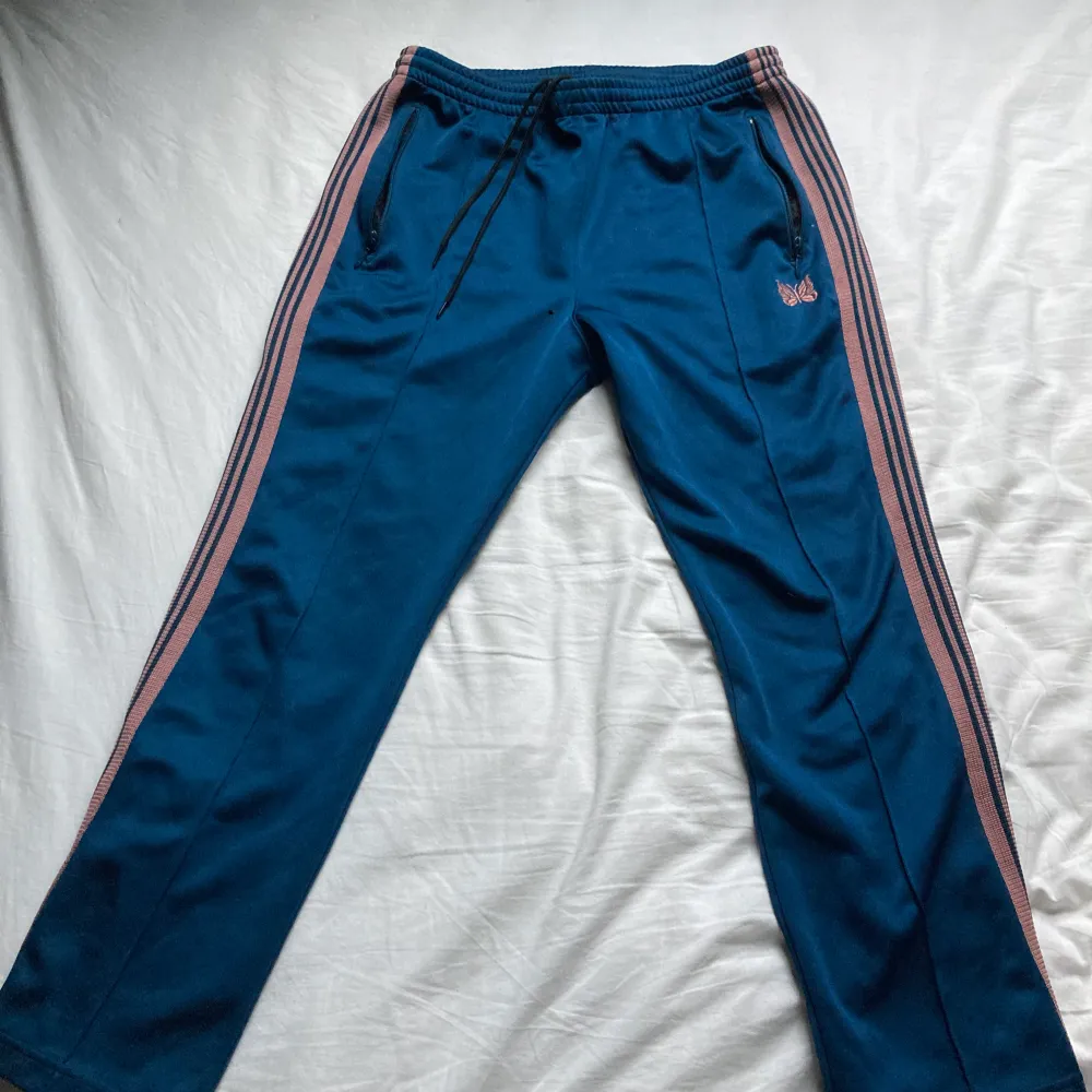 Needles track pants köpta från Farfetch 2021 Finns ett litet brännhål runt ljumsken men det syns knappt annars är Condition perfekt. Jeans & Byxor.