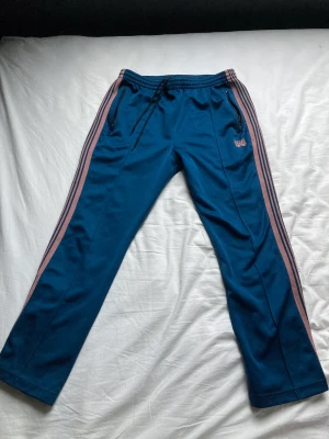 Needles Track Pants - Needles track pants köpta från Farfetch 2021 Finns ett litet brännhål runt ljumsken men det syns knappt annars är Condition perfekt