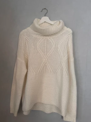 Stickad tröja med polo - Världens mysigaste stickade tröja med polo krage! Så sjukt varm o mysig nu i vinter! ❄️💋 tröjan har en pytteliten nagelacksfläck som är inringad i andra bilden, men det är inget man tänker på eftersom att fläcken är vit! Skriv privat för bild på💋🫶🏼