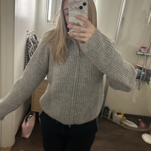 Kofta bikbok - Superfin och mysig kofta med dragkedja från bik bok💘 kommer inte till så mycket användning 🤍Storlek XS