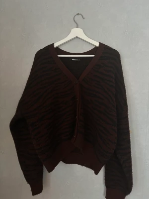 Stickad kofta  - As snygg stickad kofta från Gina tricot! Så fint zebra-aktigt mönster och så varm! Storlek L men sitter jättefint o lite oversized på mig som bär xs/s! Skriv privat för bild på💋🫶🏼