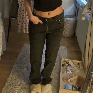 Midwaist jeans - Svarta jeans från zara med mellanhögmidja. Passar mig perfekt som är 164 cm. Storlek 38🫶🏼