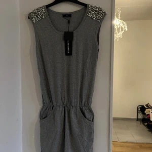NY! Med tags. - Grå klänning med resår i midjan,även djupa fickor på sidorna. Nypris 399kr mitt pris 100kr. Storlek XS men passar även S då den är stretchig. 