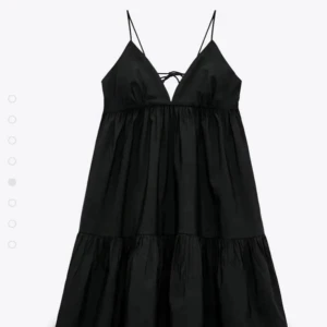 Svart slutsåld zara klänning - Säljer min jättefina zara klänning som är slutsåld, den är i st xs men sitter som en s, har knappt andvänd då den inte kommer till andvändning 