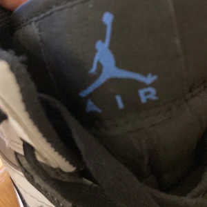 Jordan 1 mid blue  - Par Jordans 1 mid. lite creesade använd typ 4-5 gånger. Bra skick  Dom kostar 3900 kr men ni får dom för 1600