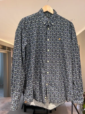 Skjorta Morris - Mönstrad skjorta från Morris i storlek Large slimfit. Ljusblå/mörkblå/vit-mönstrad