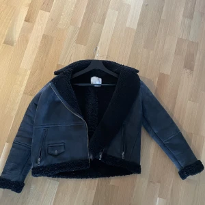 Shearling/pilotjacka - Jacka från Samsoe Samsoe i storlek Medium. I nyskick och endast använde ett fåtal gånger. 