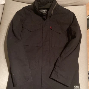 Levis Jacka - Väldigt skön Levis Jacka, Ull på insidan, Helt Ny , ordinarie pris 1299,Säljer för 600, Säljer för det var inte min stil.  + köparen står för frakten.