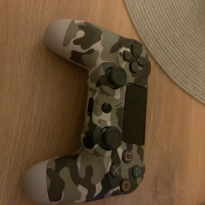 PS 4 CONTROLL - CONTROLLEN ÄR HELT NY HAR INTE ANVÄNTS BARA 2 GÅNGER FÖR ATT JAG FICK EN PS5