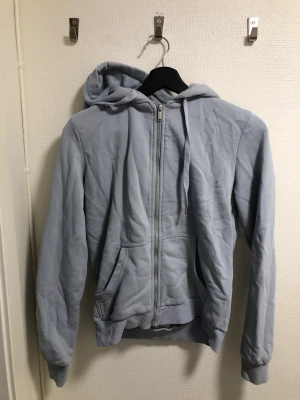 Hoodie - Blå och skön hoodie med mjukt material på både insida och utsida. I strl XS 