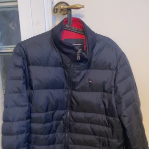Tommy Hilfiger Jacka - Knappt använd TH jacka, säljes pga kom aldrig till användning. Köpte för 2799, säljer för 799. Pris kan diskuteras vid snabb affär. Strl Medium, köparen står för frakten. 👍