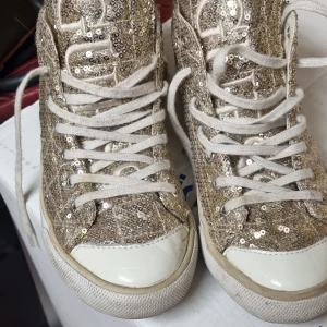 Sneakers GUESS - Guldglittriga sneakers från GUESS. 