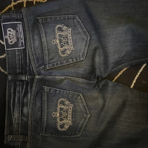 Victoria Beckham jeans - Jätte snygga Lågmidjade Victoria Beckham jeans, helt oanvända och har inga defekter. Säljer pga dom passar inte mig längre. Skulle säga dom passar storlek 38. Läs bio för mer info eller kontakta mig vid frågor 💗