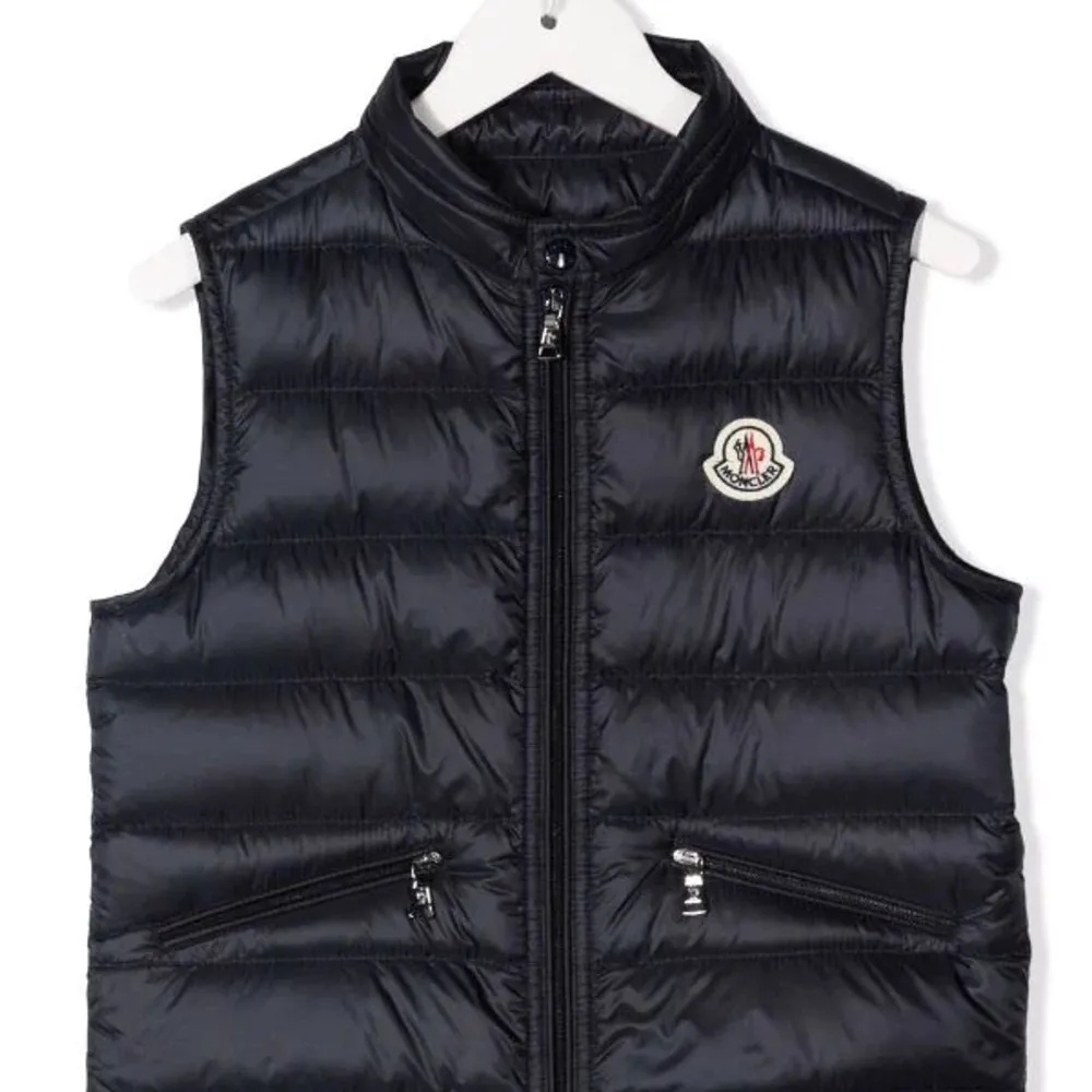 Hej säljer min Moncler väst eftersom att den inte passar mig längre.Västen är i gott skick dessutom så är den storlek 2 i Moncler (Passar xs/s).Såklart är västen äkta och för mer bilder/info så är det bara att skicka ett meddelande,MVH Benjamin. Jackor.