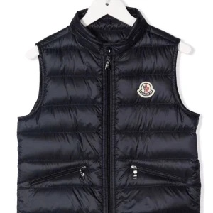 Moncler väst - Hej säljer min Moncler väst eftersom att den inte passar mig längre.Västen är i gott skick dessutom så är den storlek 2 i Moncler (Passar xs/s).Såklart är västen äkta och för mer bilder/info så är det bara att skicka ett meddelande,MVH Benjamin