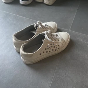 Valentino skor!🫶🏻 - Säljer ett par valentino skor! Bra stick😍har inte använt dom så mycket! Skriv privat om ni vill ha fler bilder!🫶🏻kan byta mått några andra valentino eller några andra!❤️