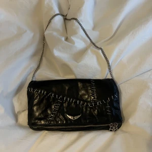 Zadig voltaire väska - Säljer min jättefina zadig voltaire väska som är i gott skick, då den inte kommer till användning längre