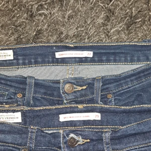2 totalt olika levis modeller å storlekar - Snyggt slitna hela jeans från Levis ett par skinny stl 29 Ett par high straight!båda för 150 kr