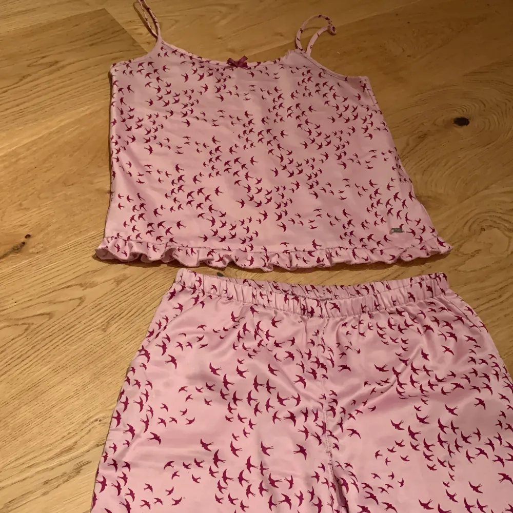 Superfin rosa pyjamas ifrån Hampton Republic. Säljer pga att den är för liten. 🌸Litet hål vid det vänstra axelbandet men inget som märks🫶🌸. Övrigt.
