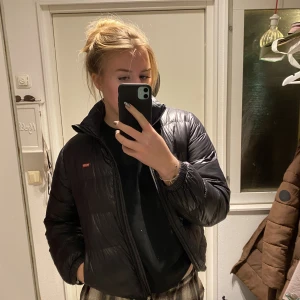 Levi’s puffer jacket  - Säljer min fina puffer jacket från Levi’s då jag tycker den är lite för liten för mig. Väldigt sparsamt använd och inköpt 2020. Kan skickas eller mötas upp (köpare står för frakt!).