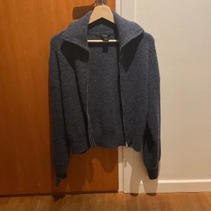 Stickad zip tröja  - Marinblå sticka zip tröja från Lindex vara använts någon enstaka gång. Jätte mjuk och skön💙