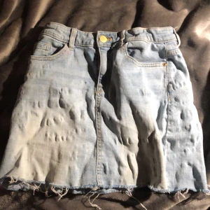 Jeanskjol  - Andvänd 3-4 gånger köpt för ungefär 1 år sedan men kom aldrig till andväning❤️