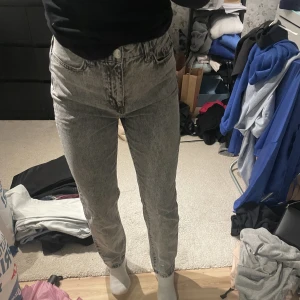Gråa momjeans - Säljer kläder pga utresning, bra skick. Köparen står för frakt 💙 Gråa momjeans oanvänd 