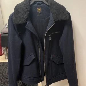 Lee jacka  - Lee jacka i nyskick, använd endast ett fåtal gånger. Pris 500kr kan mötas upp eller fraktas. Kan gå ner lite i pris vid snabb affär.
