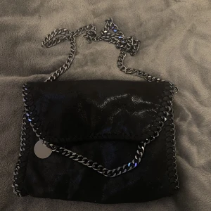 Stella Mccartney väska - säljer en liknade stella mccartney handväska. Väldigt fint skick!❤️