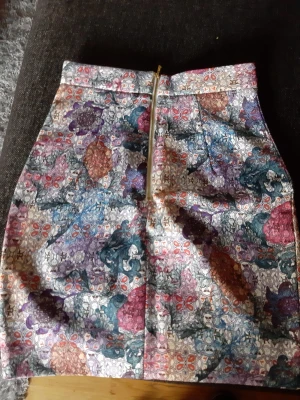 Kjol mef blom textur  - Storlek 36 (S) 