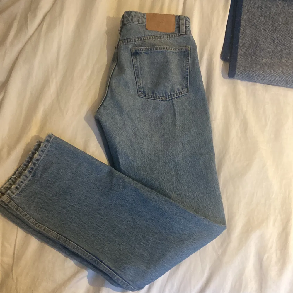 Midrise jeans i en fin tvätt från zara i storlek 38 som ej har kommit till användning därav säljer jag de💕 jag tar Swish vid leverans o kan även mötas upp😃. Jeans & Byxor.