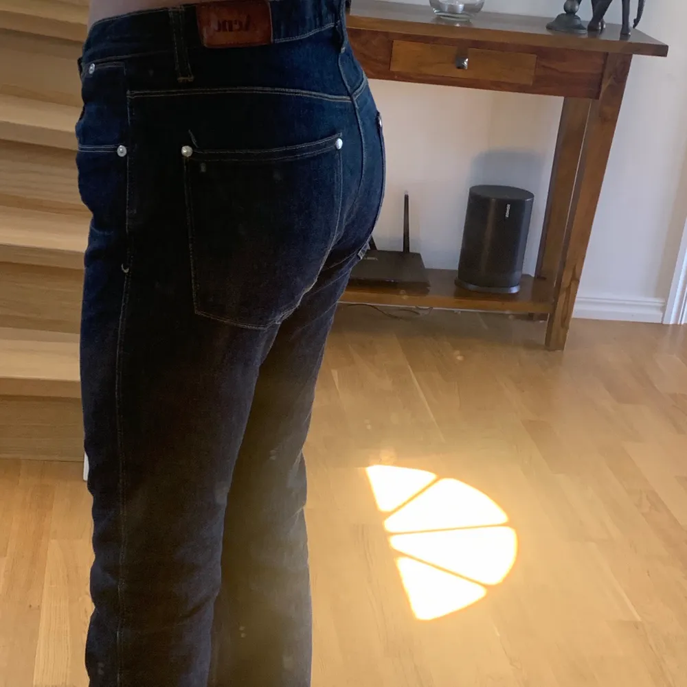 Jätte fina Acne mörkblåa jeans som jag säljer! De är i storlek 34 och är lågmidjade. Säljer för de är lite stora för mig!❤️❤️. Jeans & Byxor.
