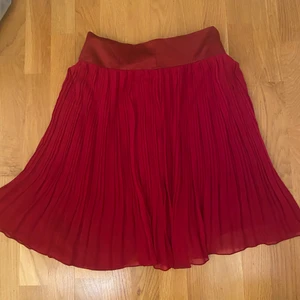 RÖD KJOL - Röd Kjol från H&m strl 38 men passar nog en 36 också💖