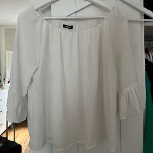Blus  - Vit blus, lite genomskinlig i bra skick. 