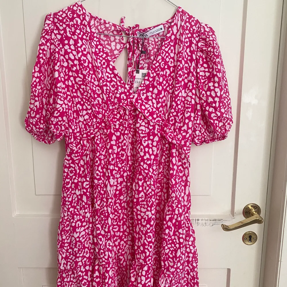 Säljer denna klänning från Zara i rosa leopardmönster i storlek M❤️ Frakten ingår. Klänningar.