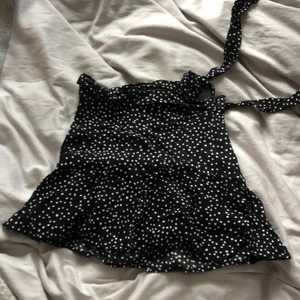 Volang kjol - Shortskjol med volang och band som man kan knyta en rosett med, från Zara💞