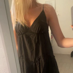 Fin klänning - Trendig klänning med volanger, skriv för fler bilder💗